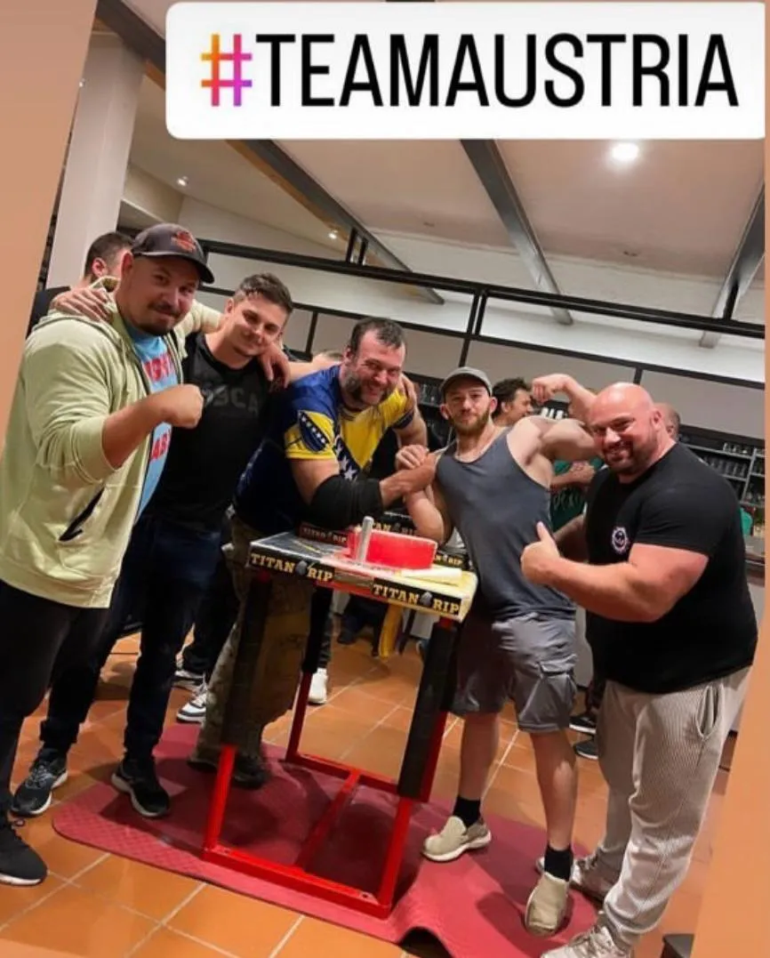 Armdrücken bei der Maismania