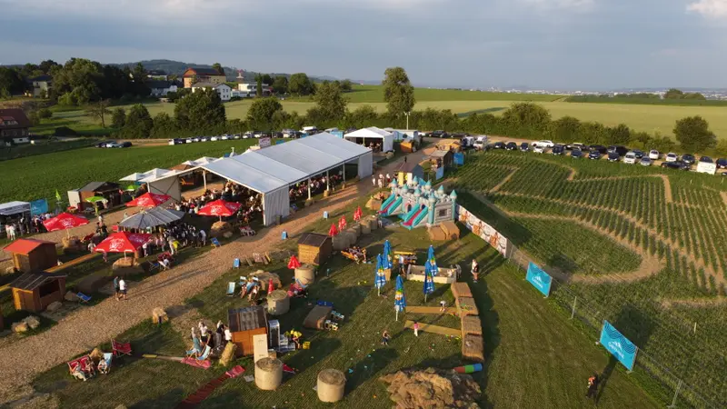Maismania-Festivalgelände in der goldenen Abendsonne