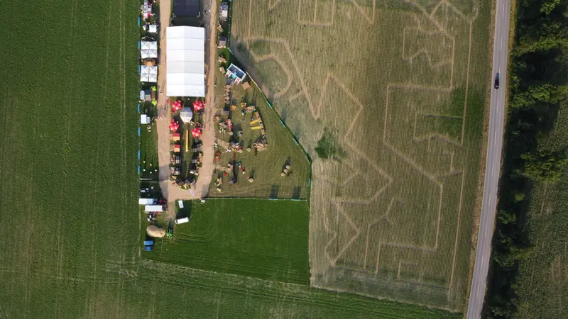 Festzelt und Maislabyrinth aus der Luft