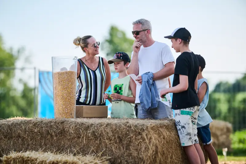 Familie beim Mais-Schätzspiel