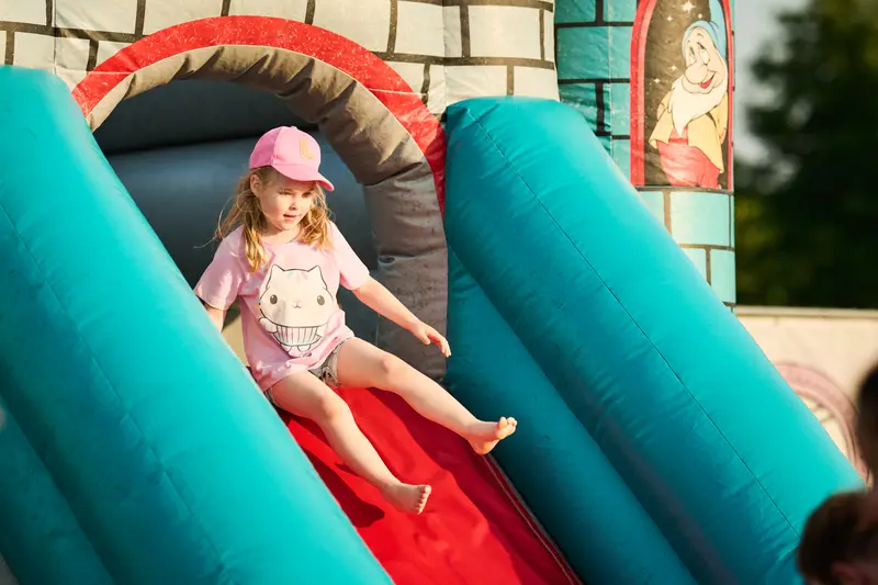 Kind auf der Hüpfburg im Kinderland
