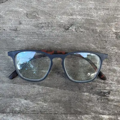 Brille, blauer Rahmen