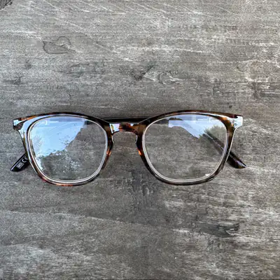 Brille, gemusterter Rahmen