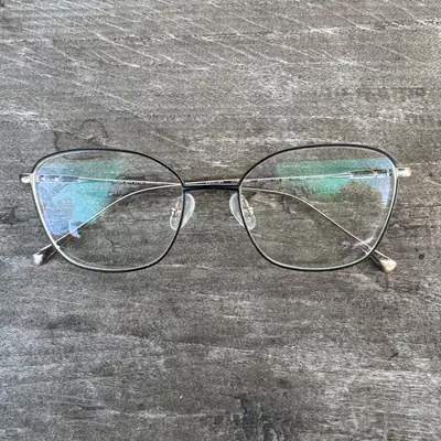Brille, schmaler Goldrahmen