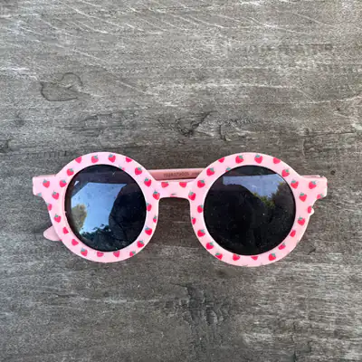 Kinder-Sonnenbrille mit Erdbeeren