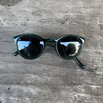 Sonnenbrille, dunkelgrün