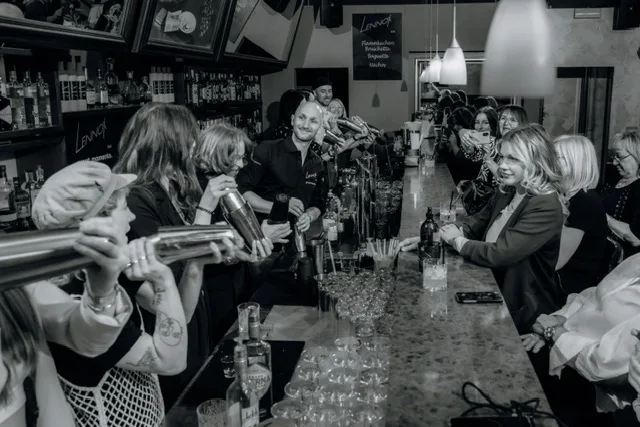 Barkeeper zeigt den Teilnehmerinnen das Shaken