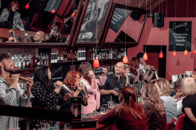 Teilnehmer:innen beim Cocktailkurs von Lennox