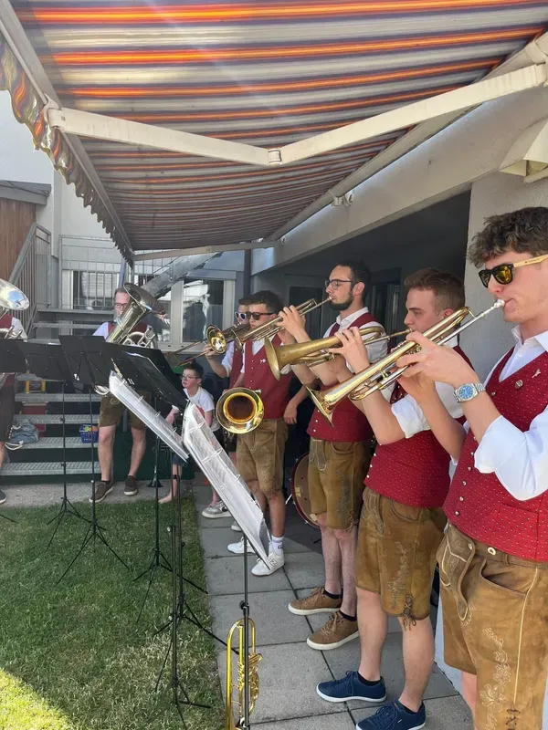 Die WindBradler in einer Reihe beim Spielen im Freien