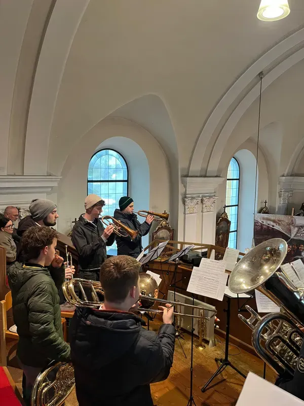 Die WindBradler musizieren auf der Empore einer Kirche